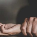 Viejo «rabo verde» es arrestado en Grecia por haber violado a su hija Viejo "rabo verde" es arrestado en Grecia por haber violado a su hija