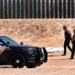 Migrante muere tras caer del muro fronterizo entre EE.UU. y México Buscando el sueño cae del muro fronterizo y muere