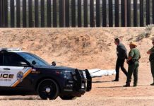 Buscando el sueño cae del muro fronterizo y muere 