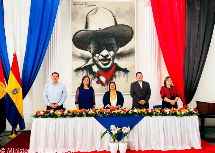 nota2 celebrando el Día del Maestro y Maestra Nicaragüense, se realizó en el Salón Sandino del Palacio Nacional, la I Promoción del Postgrado en Gestión y Calidad de la Educación