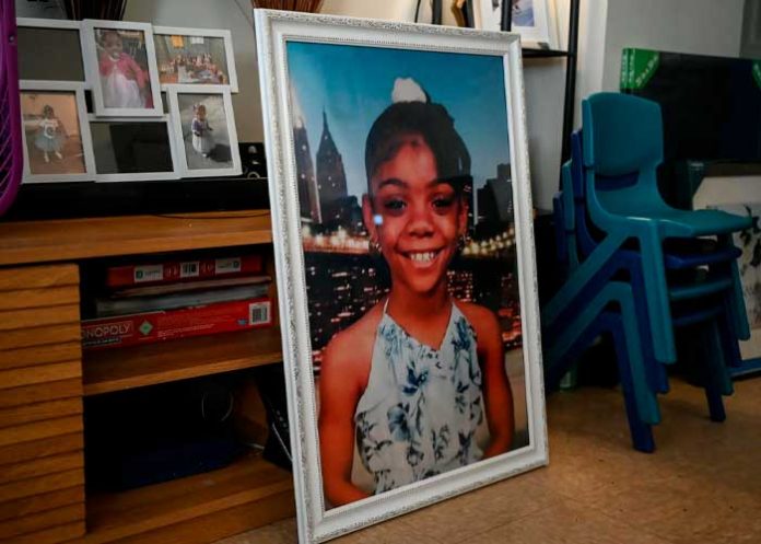 Niña golpeada y violada hasta la muerte por su mamá y hermano en Nueva York
