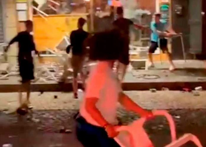 pelea2 ¡Brutal! Pelea campal de turistas británicos en un bar de Portugal
