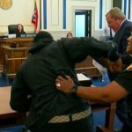 Durante un juicio en EE.UU. hombre golpea al asesino de su hijo y esposa Lo culpan por golpear a asesino de su hijo en pleno juicio