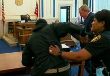 Lo culpan por golpear a asesino de su hijo en pleno juicio