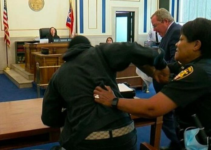 Lo culpan por golpear a asesino de su hijo en pleno juicio