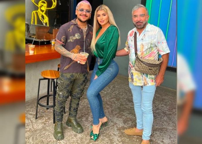 Christian Nodal posó junto a “Kim Kardashian mexicana”