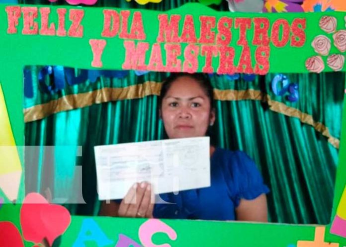 Maestros de Carazo reciben bonos especiales por Día del Maestro