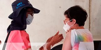 Brigadistas de la salud inmunizan contra el COVID-19 en Villa Libertad, Managua