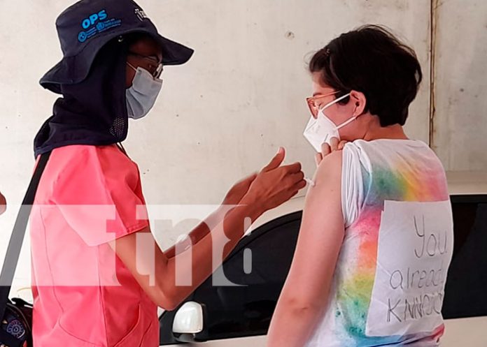 Brigadistas de la salud inmunizan contra el COVID-19 en Villa Libertad, Managua