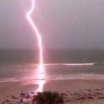 ¡Vivos de milagro! Rayo impacta bote con siete personas a bordo en Florida ¡Vivos de milagro! Rayo impacta bote con siete personas a bordo en Florida