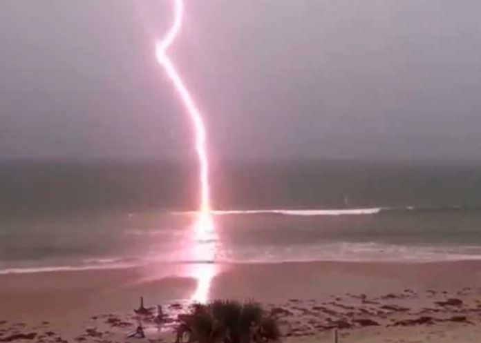 ¡Vivos de milagro! Rayo impacta bote con siete personas a bordo en Florida