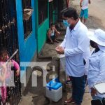 Brigadistas de salud inmunizan contra el COVID en el barrio Las Torres, Managua