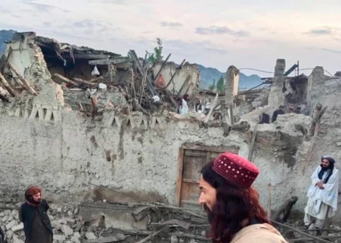 Sismo en Afganistán aumenta la cifra de fallecidos a 920