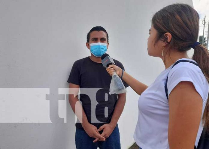 Hombre solicita ayuda para operación en su rodilla
