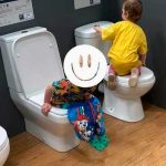 ¡No se aguantó! Niño de 4 años defecó en un baño de exhibición ¡No se aguantó! Niño de 4 años defecó en un baño de exhibición