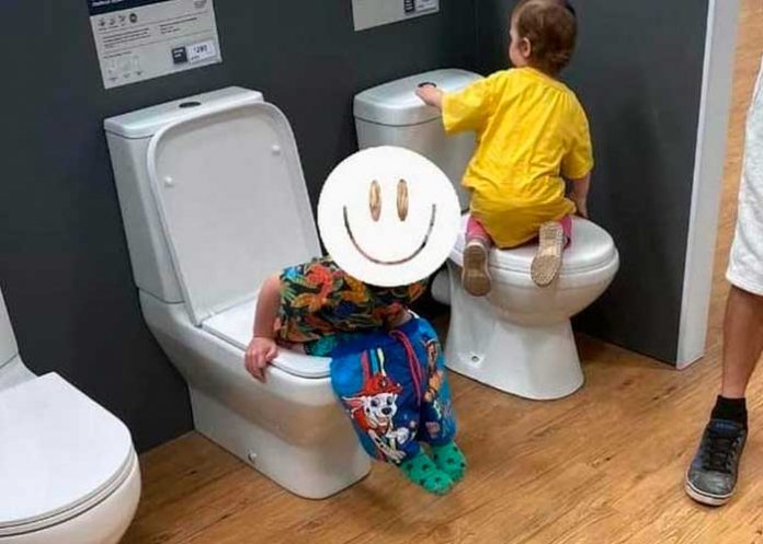 ¡No se aguantó! Niño de 4 años defecó en un baño de exhibición