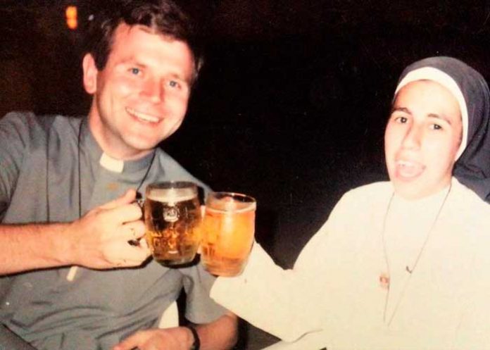 tendencias5 ¡De novela! Cura y Monja renunciaron a sus votos por amor carnal