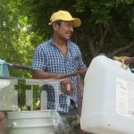 Orgulloso padre de Tipitapa que saca adelante a su familia con la venta ambulante