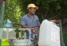 Orgulloso padre de Tipitapa que saca adelante a su familia con la venta ambulante