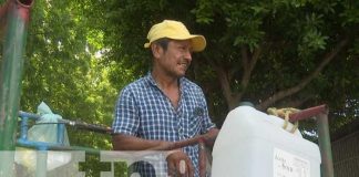 Orgulloso padre de Tipitapa que saca adelante a su familia con la venta ambulante