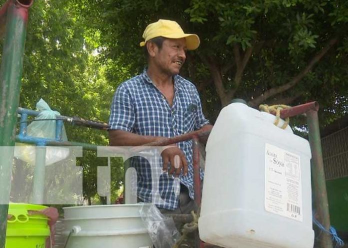 Orgulloso padre de Tipitapa que saca adelante a su familia con la venta ambulante