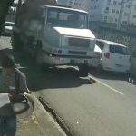 Se salva de morir atropellado por un camión