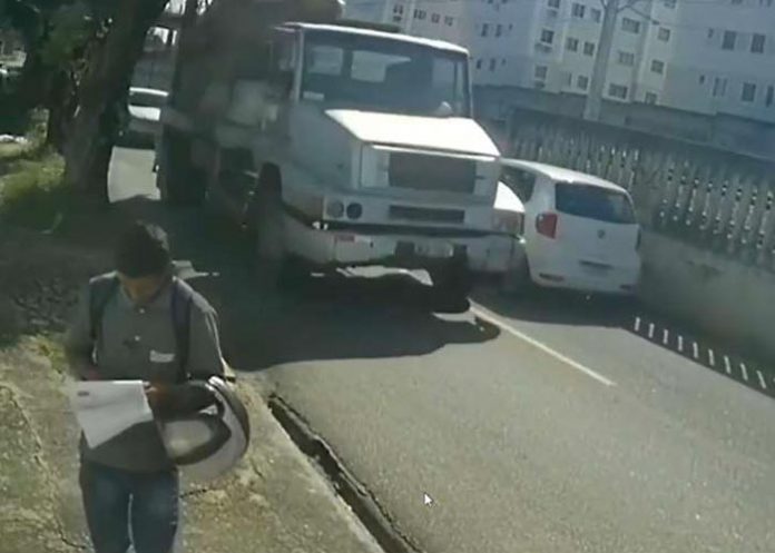 Se salva de morir atropellado por un camión