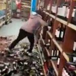 ¡Clase venganza! Mujer destroza decenas de botellas de vino tras ser despedida ¡Clase venganza! Mujer destroza decenas de botellas de vino tras ser despedida