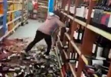 ¡Clase venganza! Mujer destroza decenas de botellas de vino tras ser despedida ¡Clase venganza! Mujer destroza decenas de botellas de vino tras ser despedida