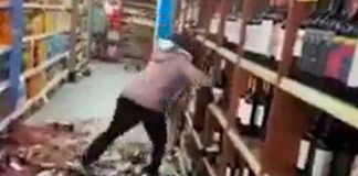 ¡Clase venganza! Mujer destroza decenas de botellas de vino tras ser despedida