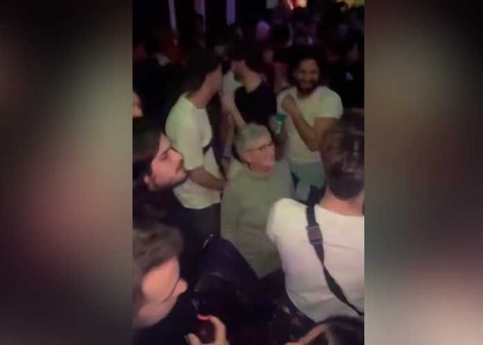 viral4 A ritmo de reguetón, abuela rompe la pista de una disco con sus nietos