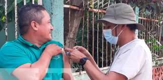 Familias se inmunizan contra el Covid 19 en Tipitapa