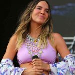 ¡Candente! Belinda se besa con 2 artista en pleno show