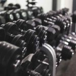 En video: Sujeto que practicaba crossfit se noquea a sí mismo