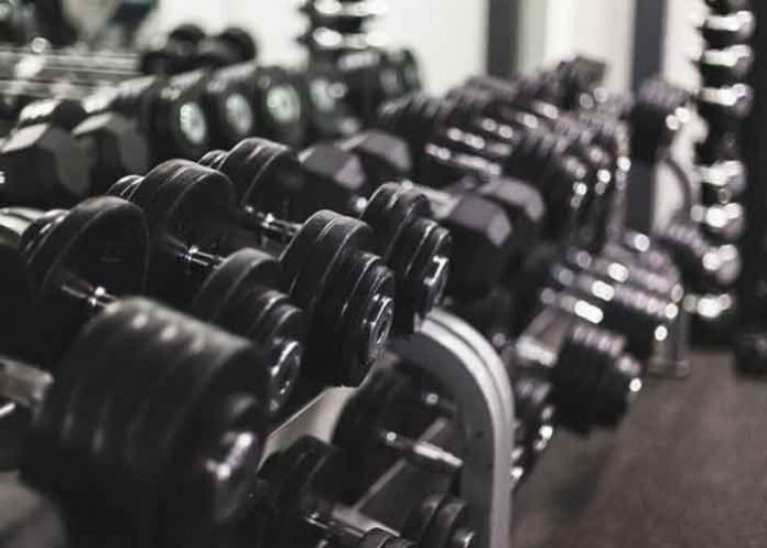 1 En video: Sujeto que practicaba crossfit se noquea a sí mismo