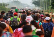 Varios migrantes viajan en caravana desde el sur de México