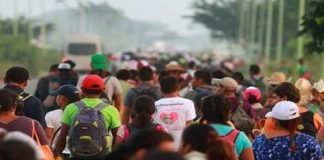 Varios migrantes viajan en caravana desde el sur de México