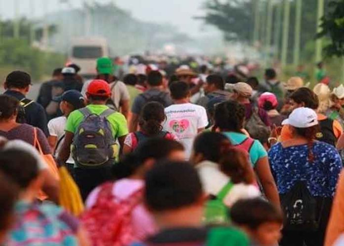 Varios migrantes viajan en caravana desde el sur de México