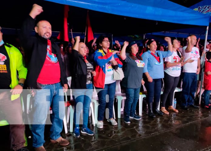 Familias atentas al mensaje del Comandante Daniel Ortega en saludo al 43/19
