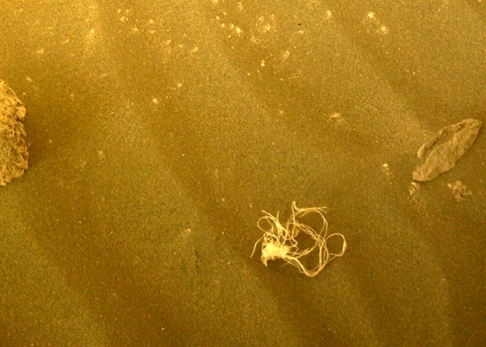 El robot de la NASA que explora Marte descubre un objeto misterioso