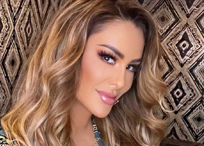 ¡Candente! Ninel Conde cautiva a fans con sexi traje playero