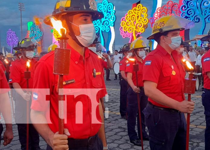 Desfile de Antorchas: Benemérito Cuerpo de Bomberos celebra su 76 aniversario