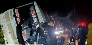 Falta de visión por lluvias provocó vuelco de bus en Bluefields