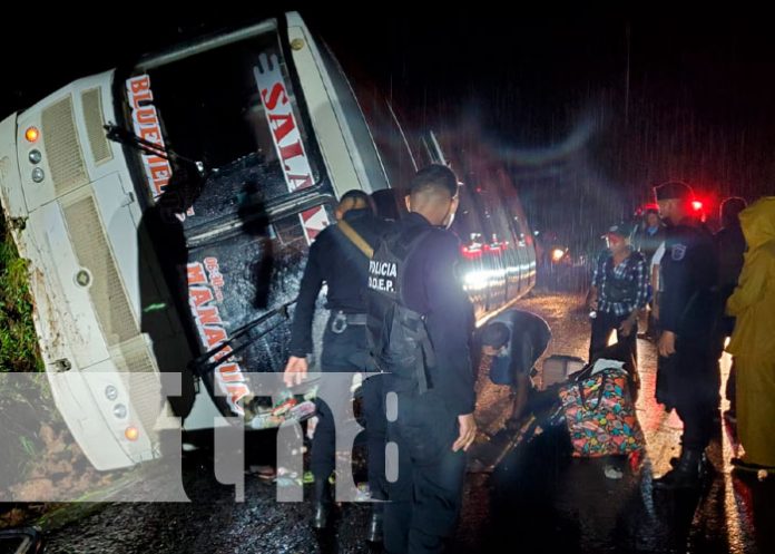 Falta de visión por lluvias provocó vuelco de bus en Bluefields