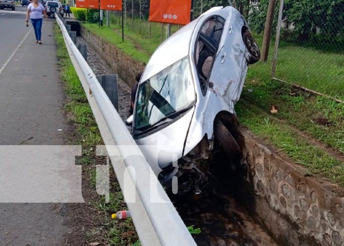 ¡De milagro! Conductor sobrevive a aparatoso accidente en C.Masaya