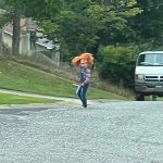 Terror en vecindario de EE.UU. al mirar a Chucky, el ‘muñeco diabólico’ Niño de 5 años se disfraza de Chucky y aterroriza cañón