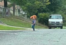 Terror en vecindario de EE.UU. al mirar a Chucky, el ‘muñeco diabólico’ Niño de 5 años se disfraza de Chucky y aterroriza cañón