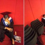 Llora frente a presentes al ver que su familia no asistió a su graduación Se graduó con honores y nadie de su familia asistió