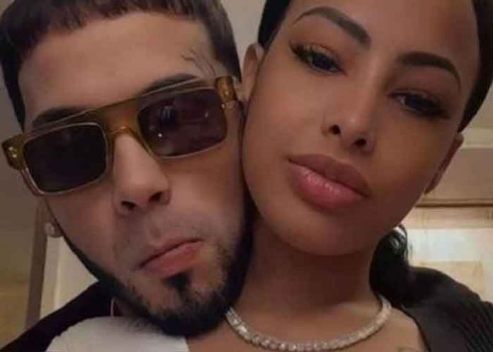 Anuel recibe críticas por regalar perro de 11 mil dólares a Yailin