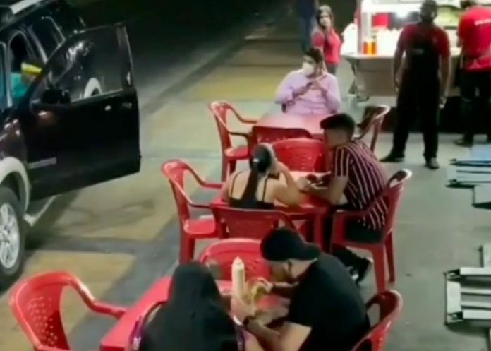 Muchacha descubre a su esposo cenando con la amante